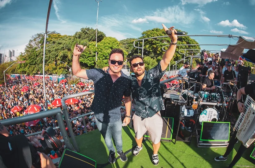 Comunidade João Bosco & Vinícius — mãos ao alto